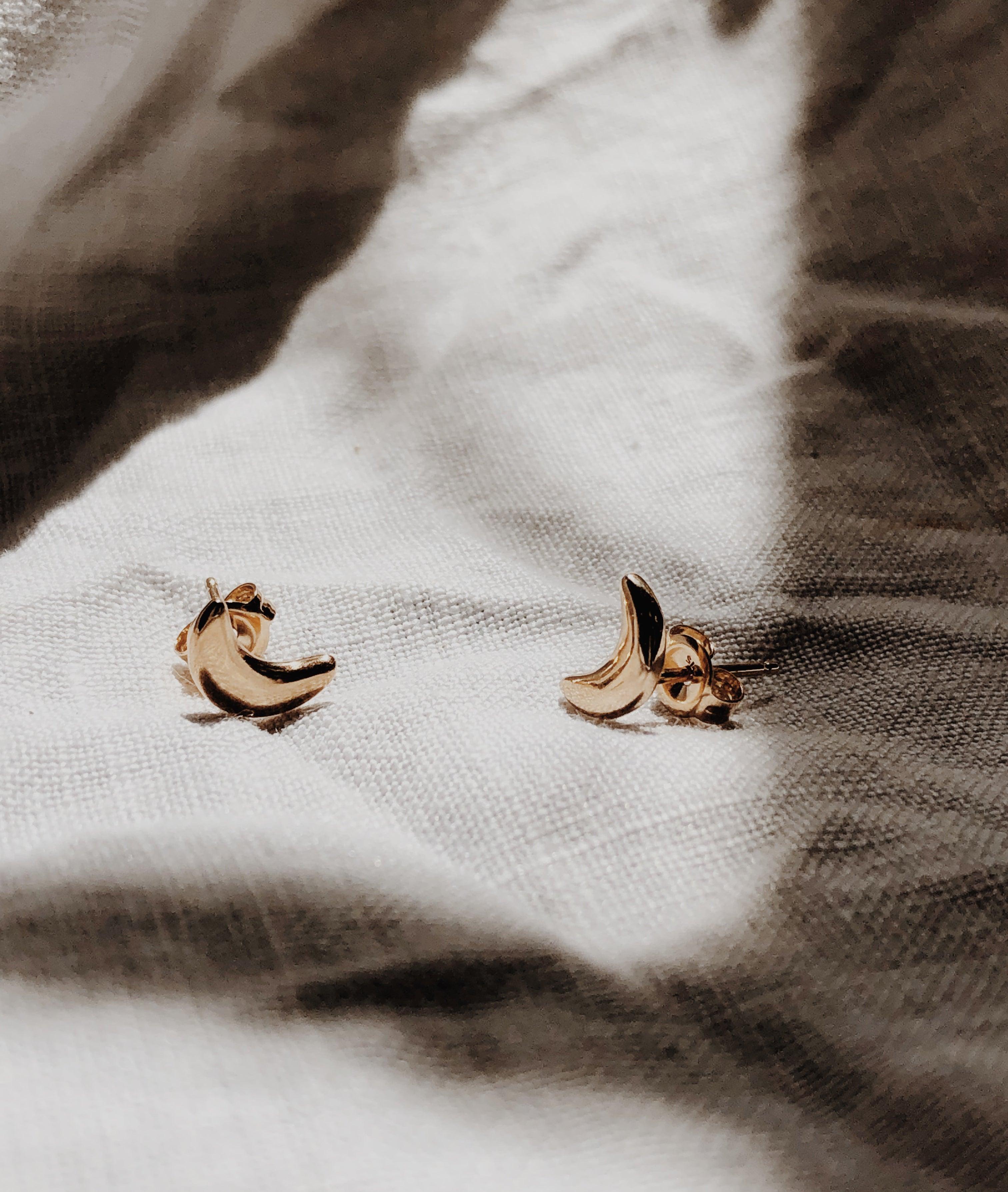 Tiny Moon Stud earrings - RUUSK