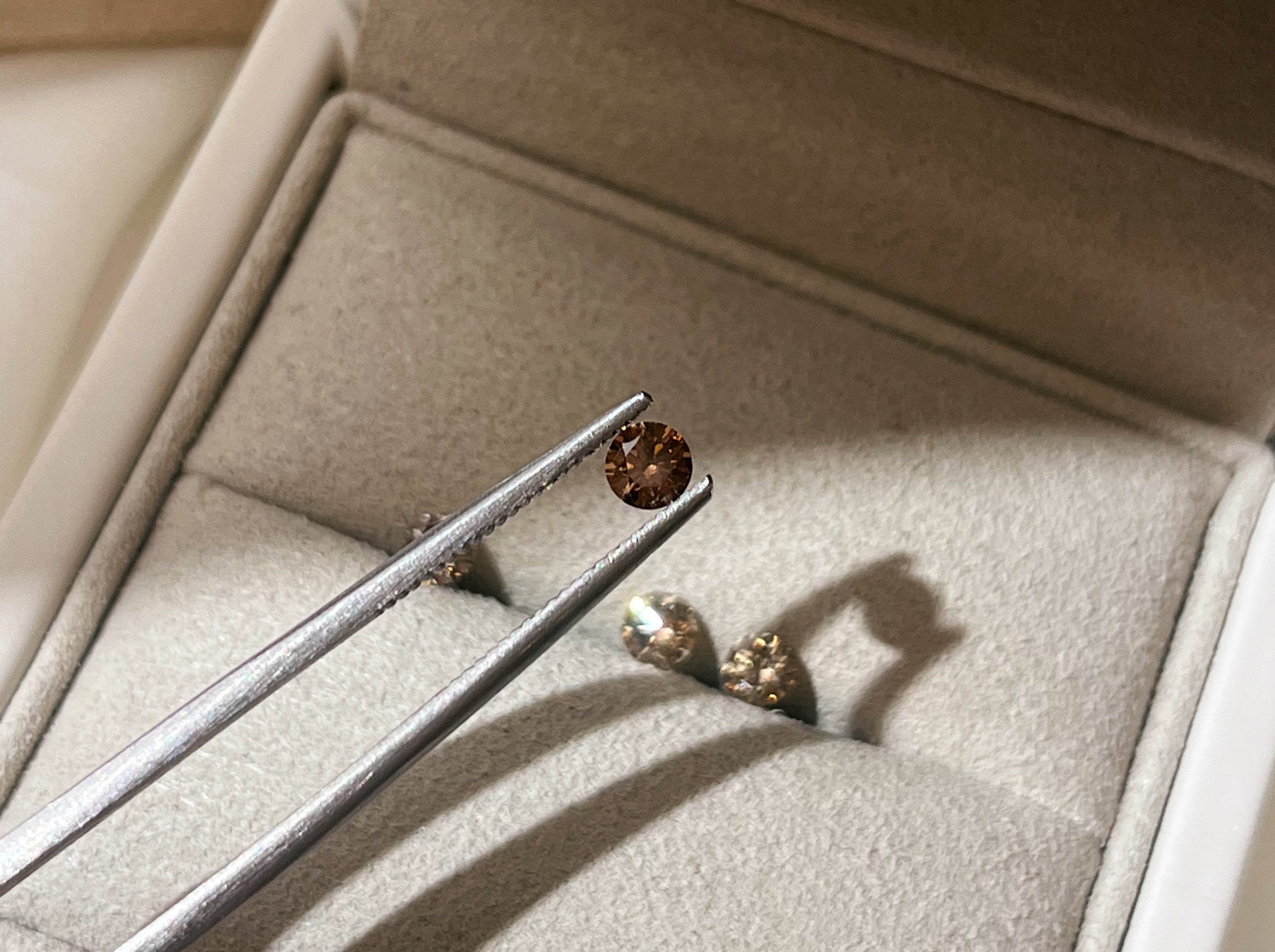 A GUIDE TO CHAMPAGNE DIAMONDS