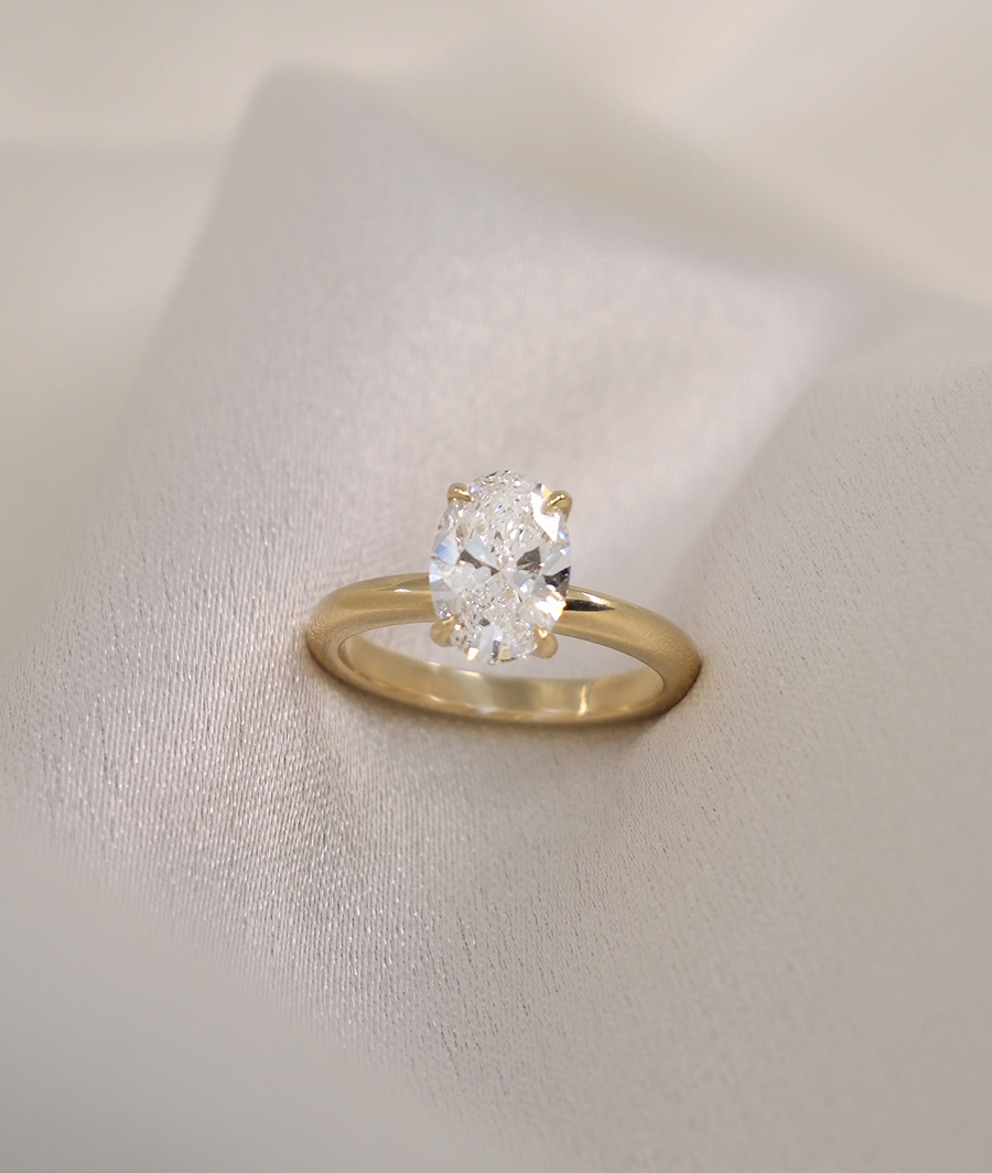 Arc Oval Solitaire • Natural Diamond