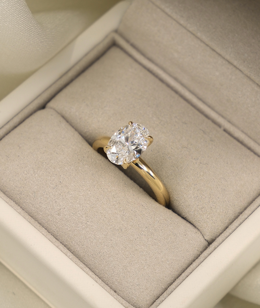 Arc Oval Solitaire • Natural Diamond