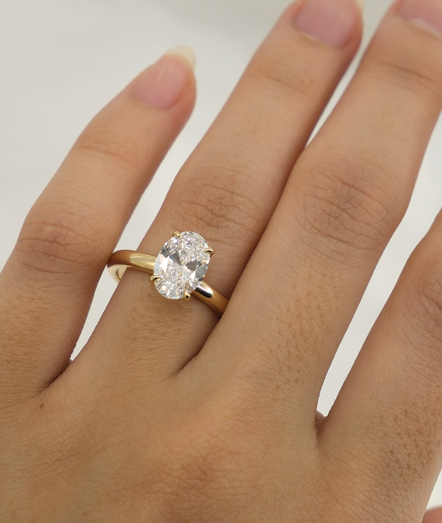 Arc Oval Solitaire • Natural Diamond