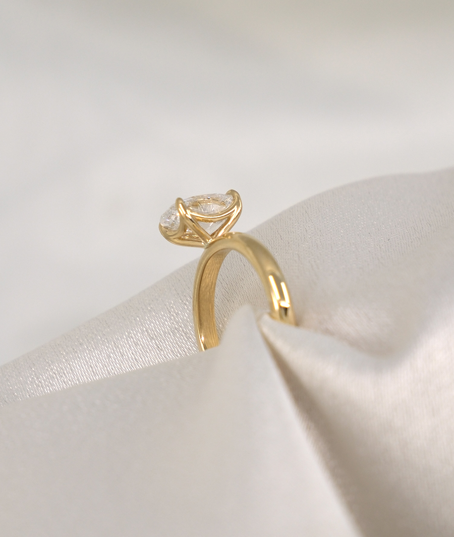 Arc Oval Solitaire • Natural Diamond