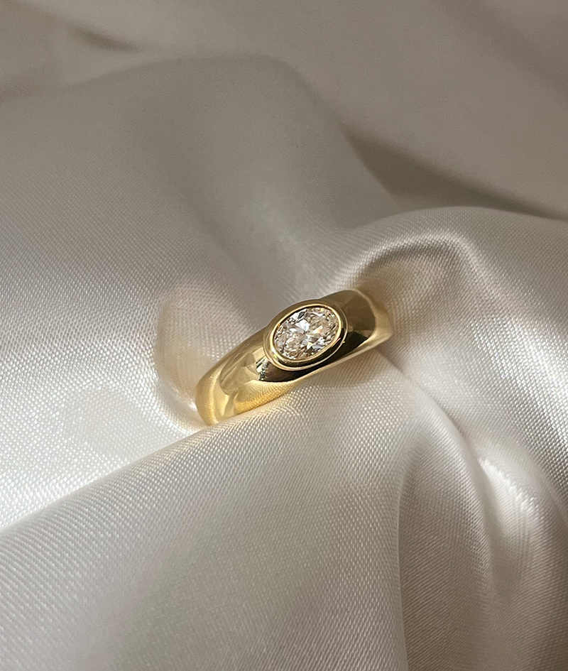 0.4ct Bezel-Set Oval Diamond Wide Organic