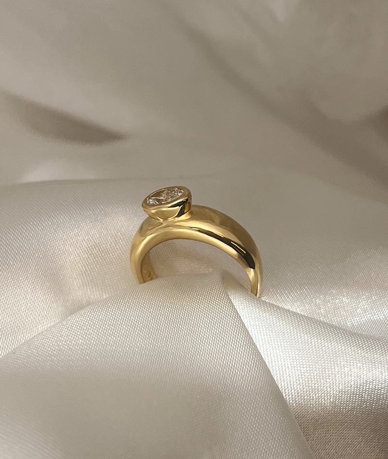 0.4ct Bezel-Set Oval Diamond Wide Organic