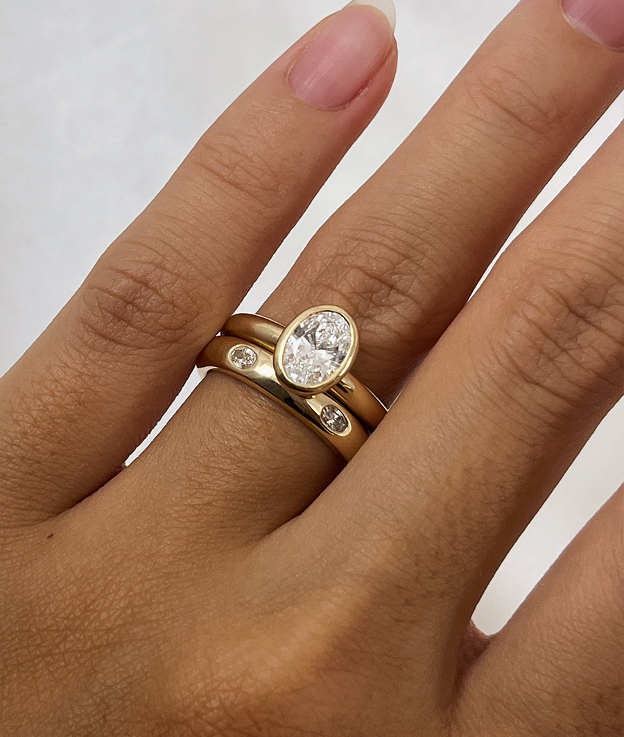 Flush-Set Oval Thin Organic Ring