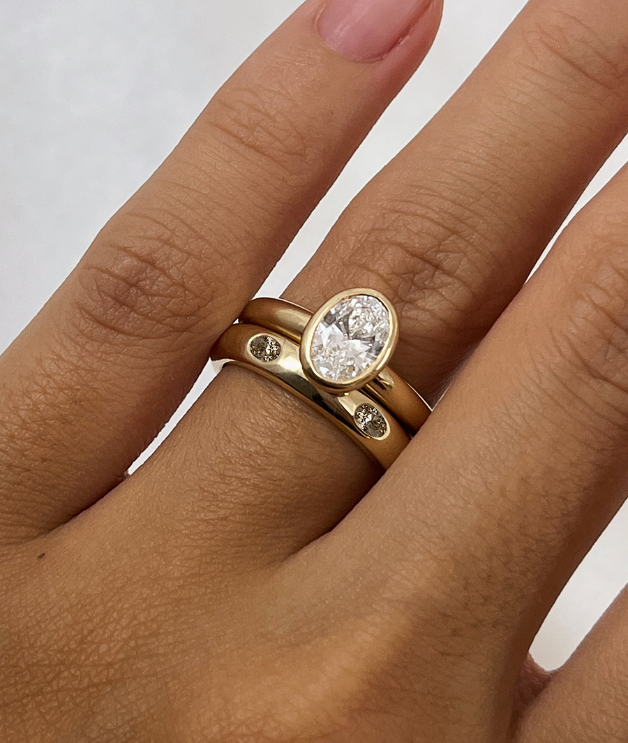 Halo_Champagne_OnHand