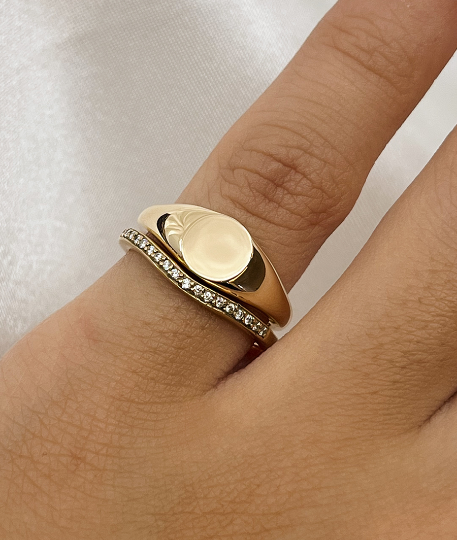 Monte_Signet_On_Hand_Pair