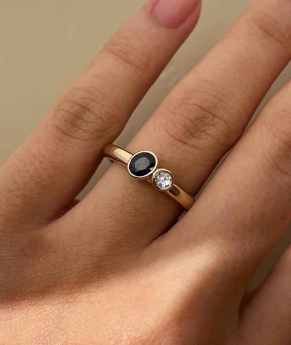 Oval-RoundToietMoi_NavySapphire_Diamond