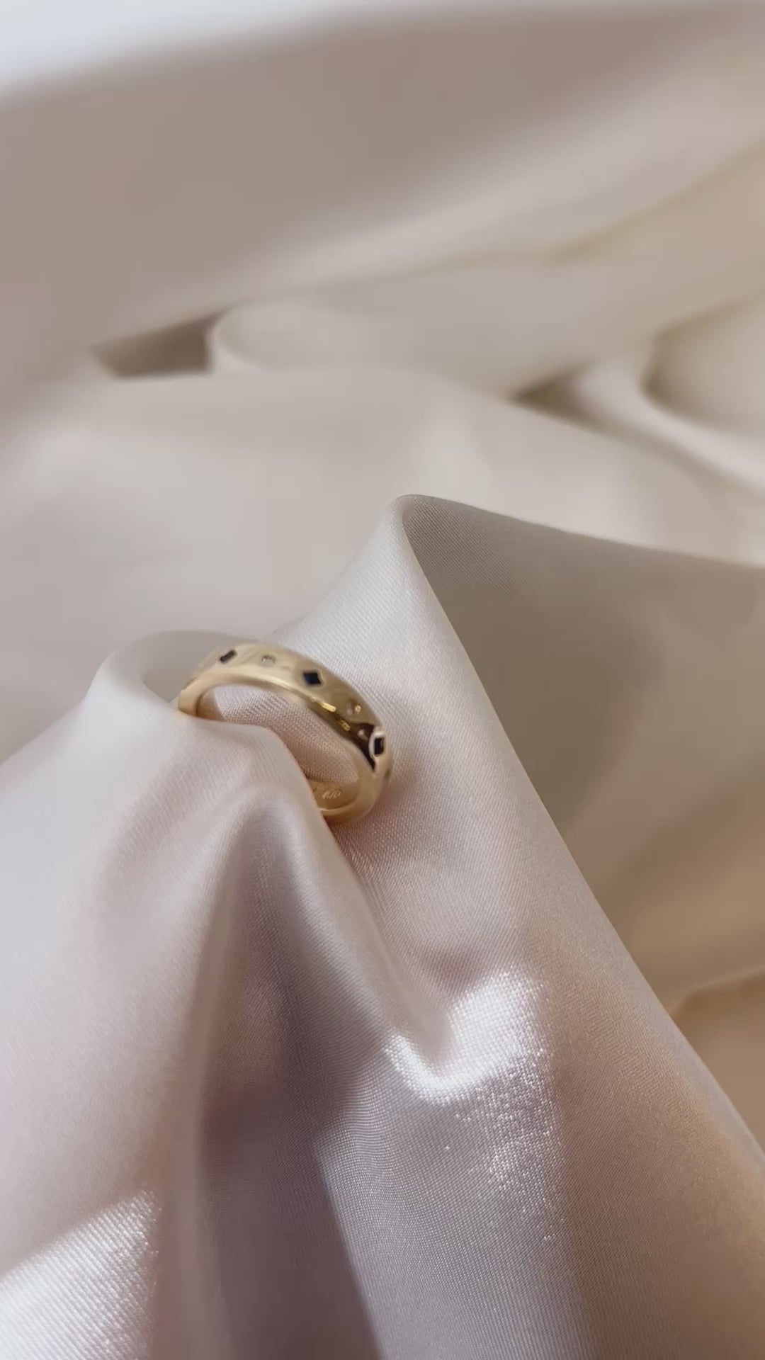 Load video: 4mmSquare Ring_Sapphire_Diamond_Solid Gold