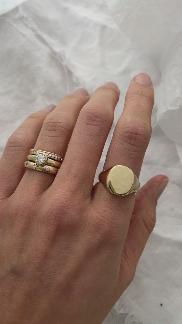 Load video: Classic Signet
