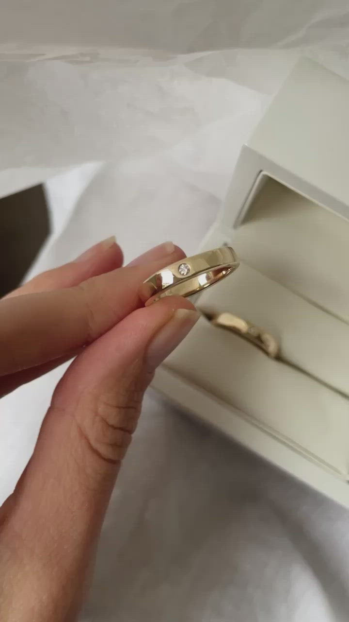 Load video: Men&#39;s 4mm Square Band