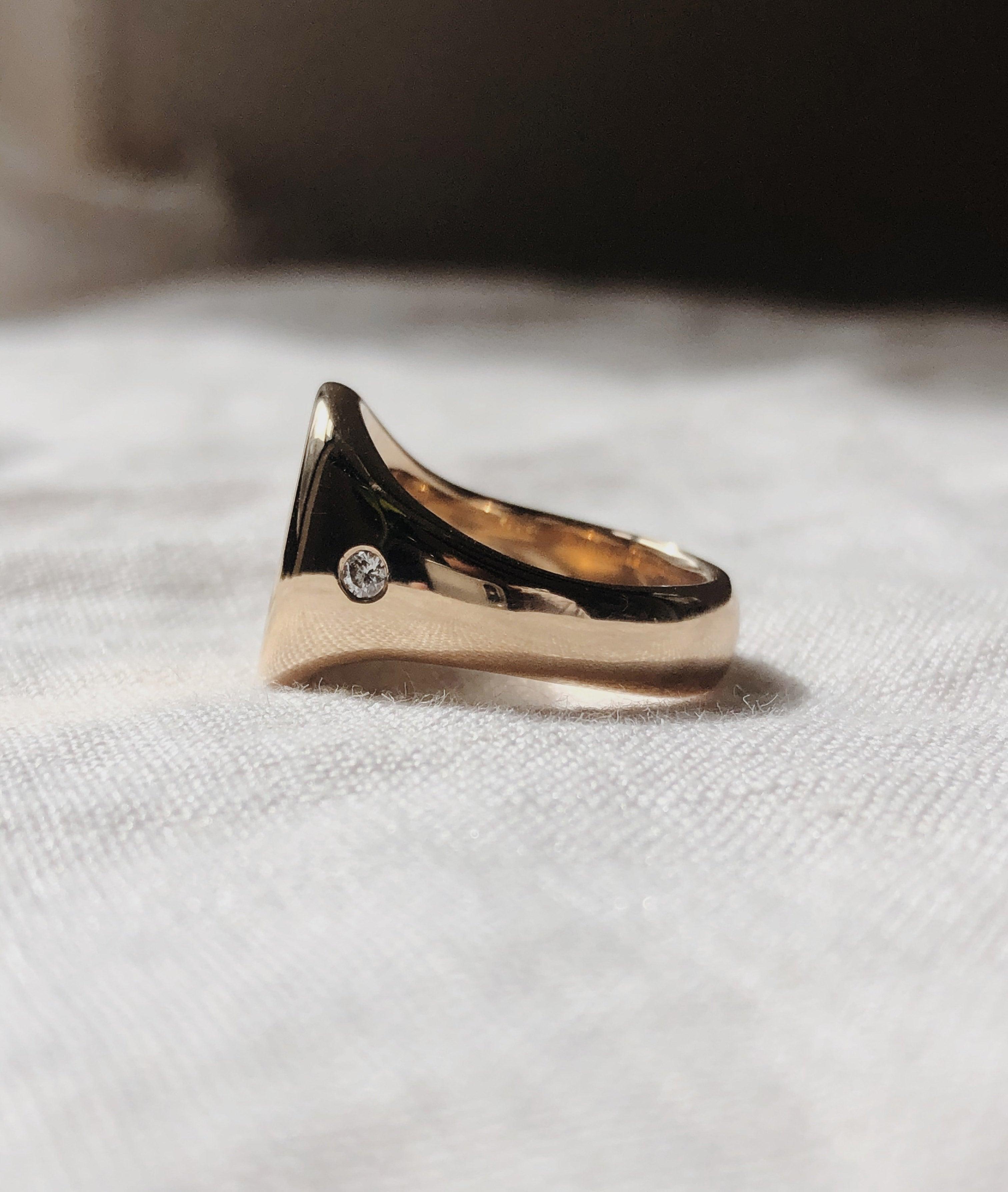 Hand Engraved Men's Classic Signet ring - RUUSK