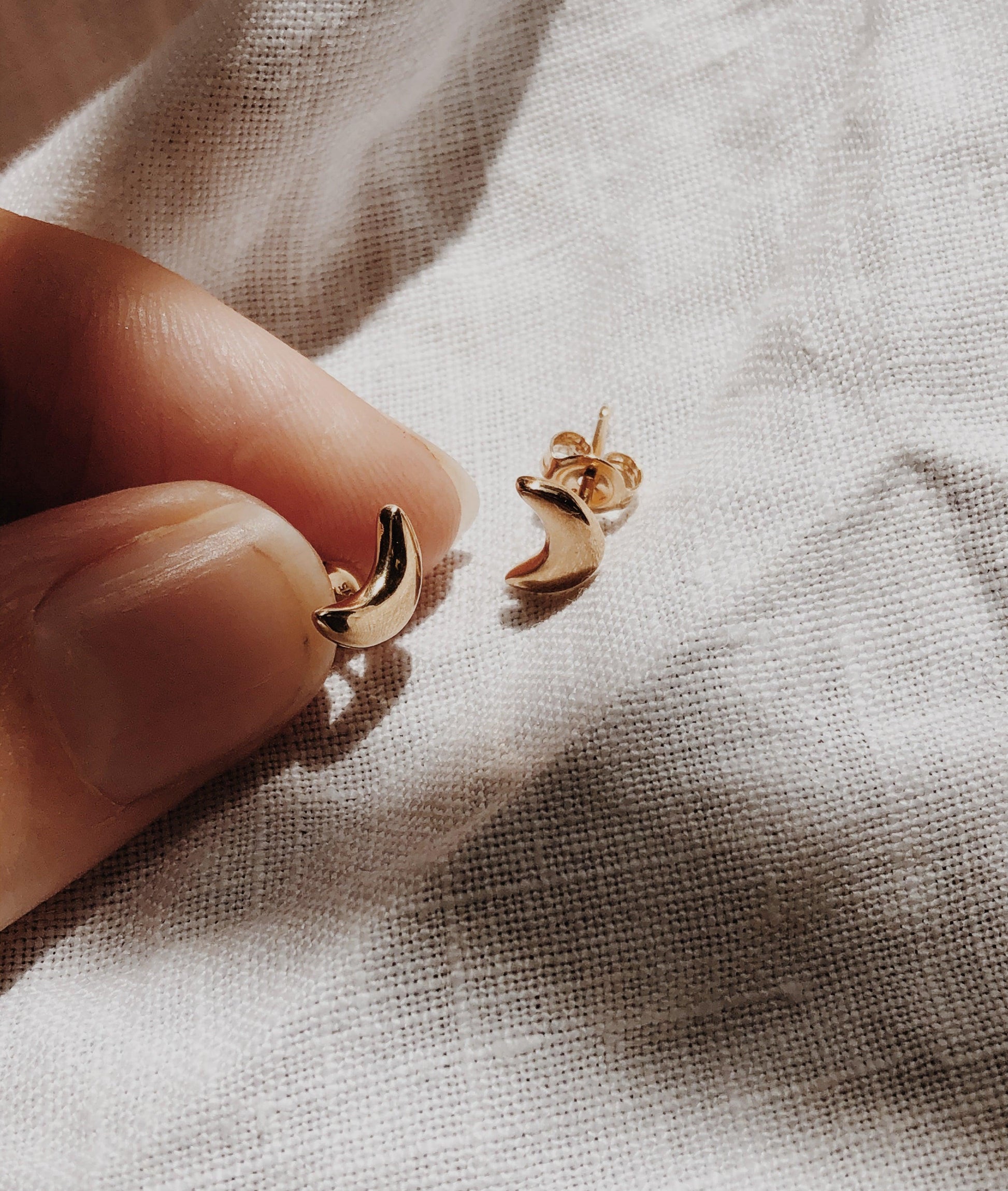 Tiny Moon Stud earrings - RUUSK