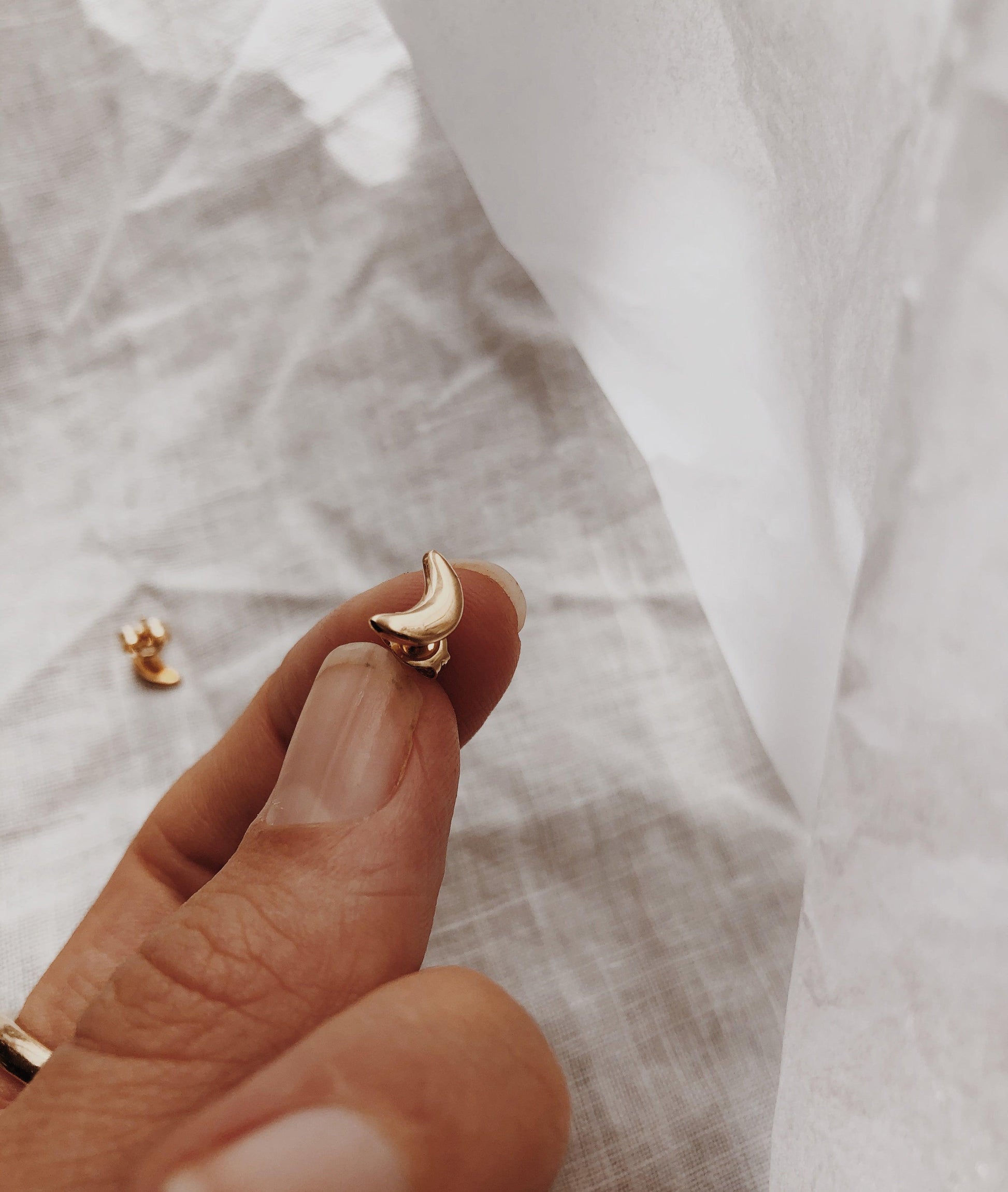 Tiny Moon Stud earrings - RUUSK