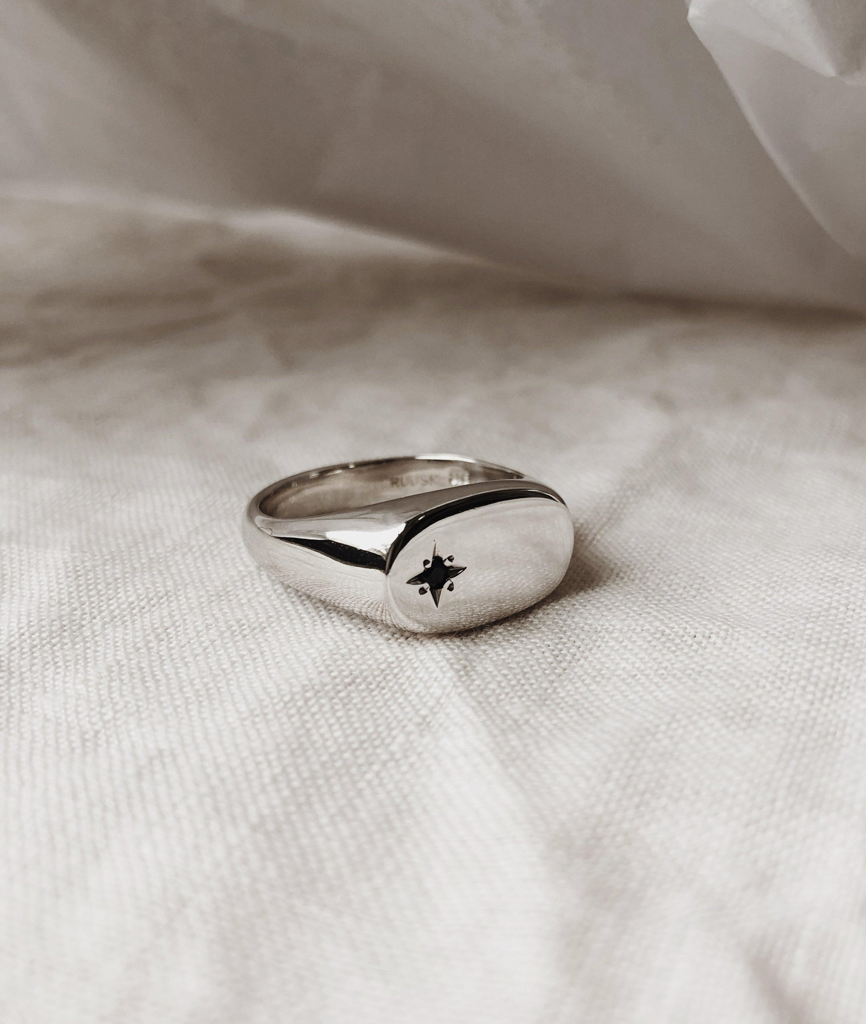 Star-set Large Oval Signet ring - RUUSK
