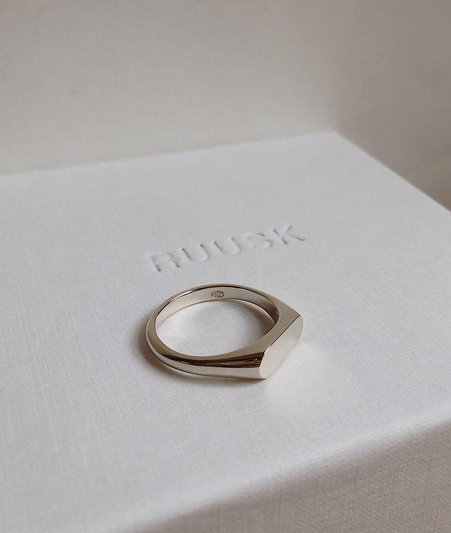 Men's Oval Signet Ring - RUUSK