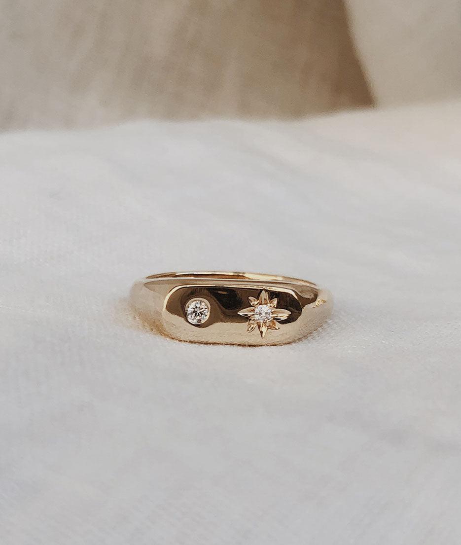 Moon & Star Oval Signet Ring - RUUSK