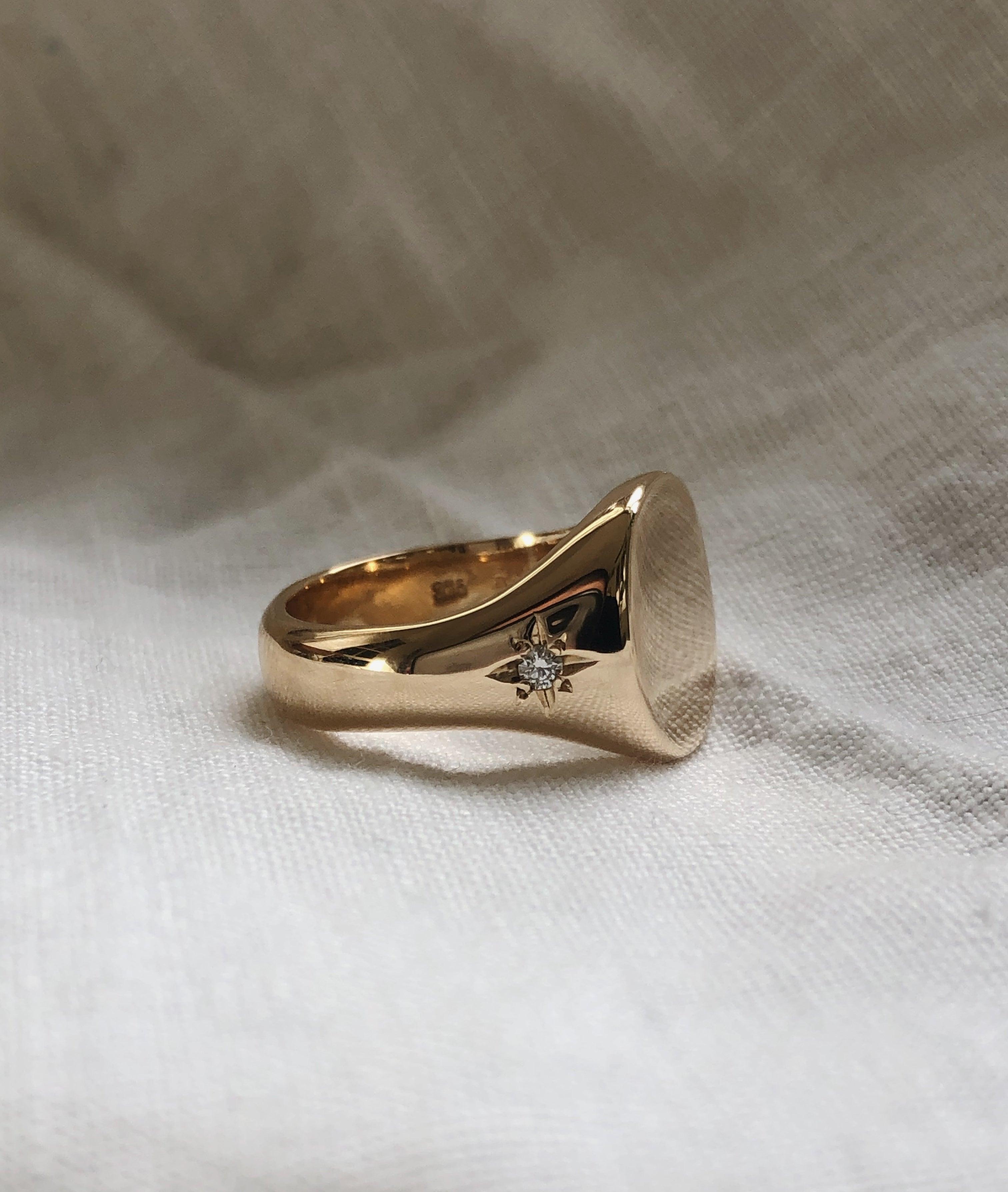 Men's Classic Signet ring with Star-set Diamond - RUUSK